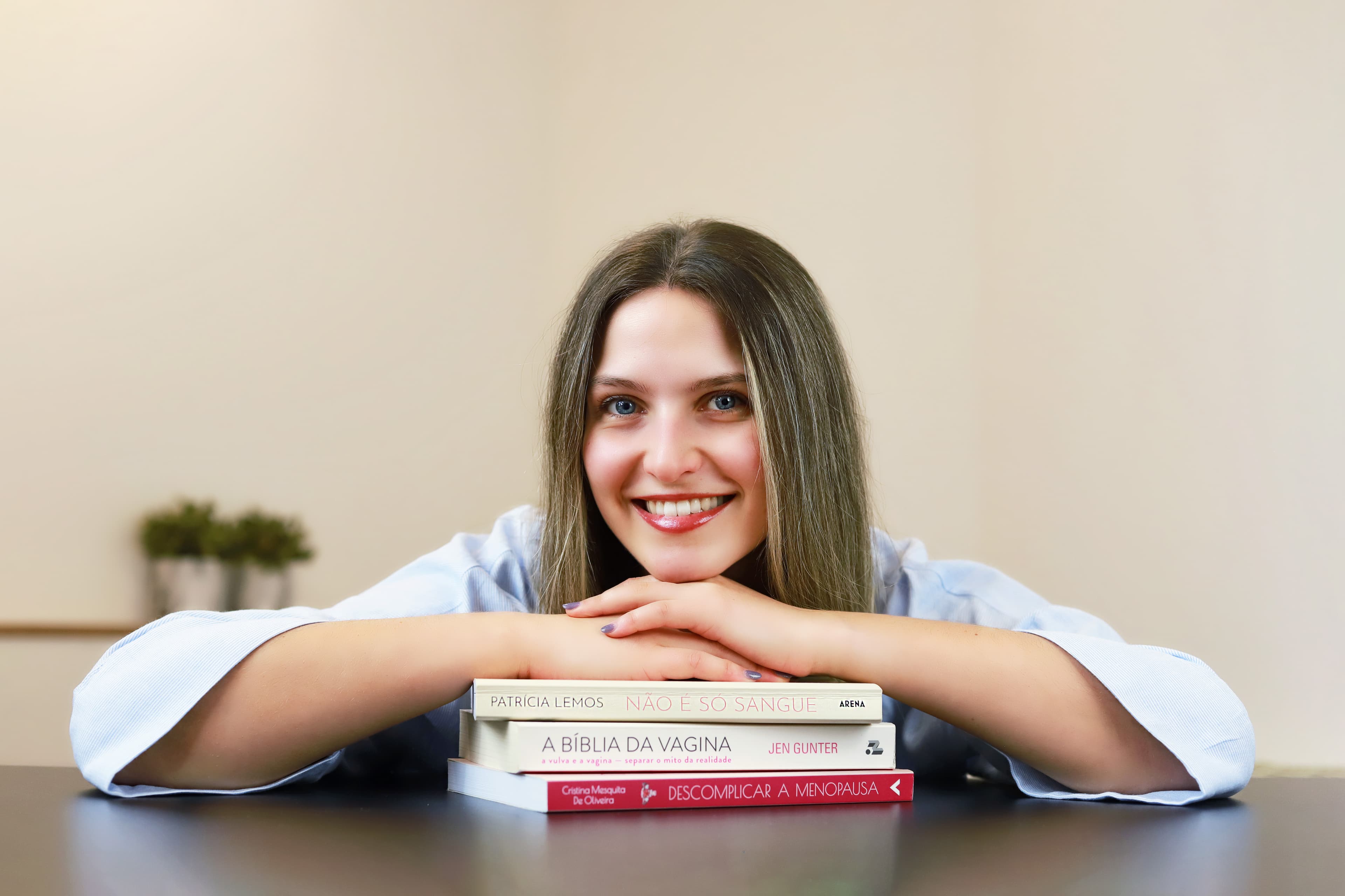 Marta Cristo segurando um modelo anatómico