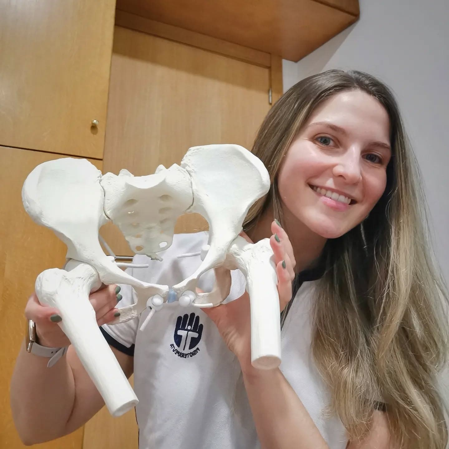 Marta Cristo segurando um modelo anatómico
